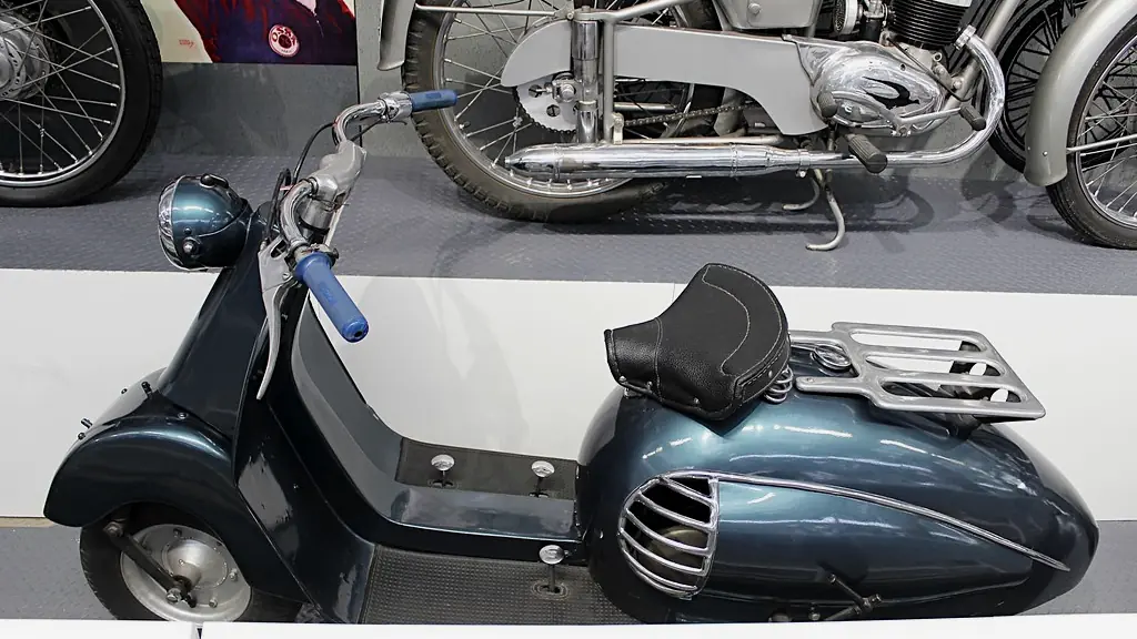 Moto scooter de reparto estacionada, símbolo del delivery de comida