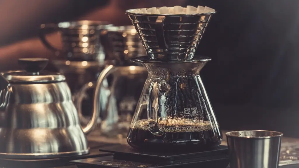 Barra de café con cafeteras y equipamiento en penumbra